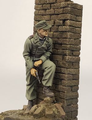S2KF030 - German tank man with pistol